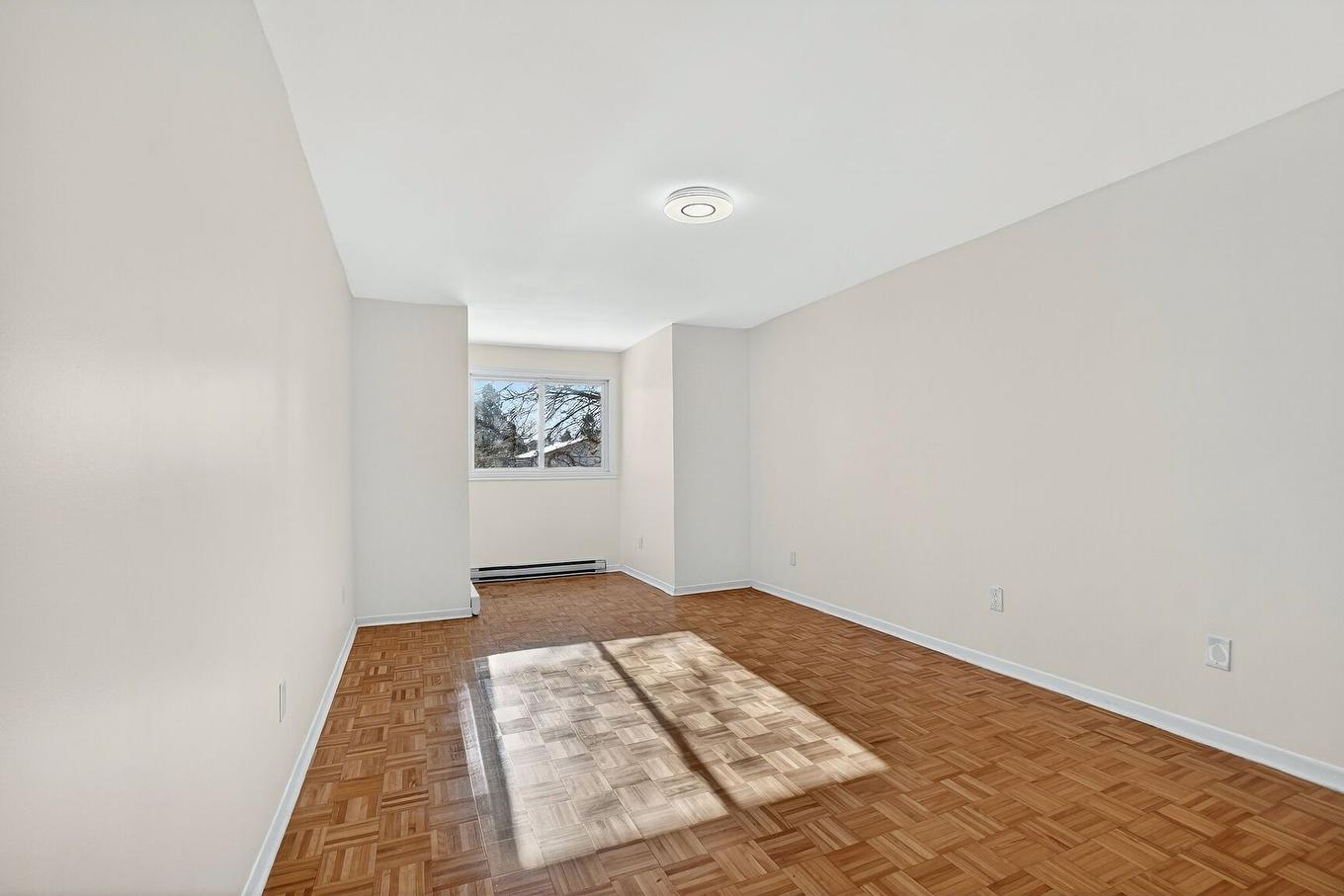 Primary bedroom - 15 Rue De Montevideo, Kirkland, QC - Indoor Photo Showing Other Room