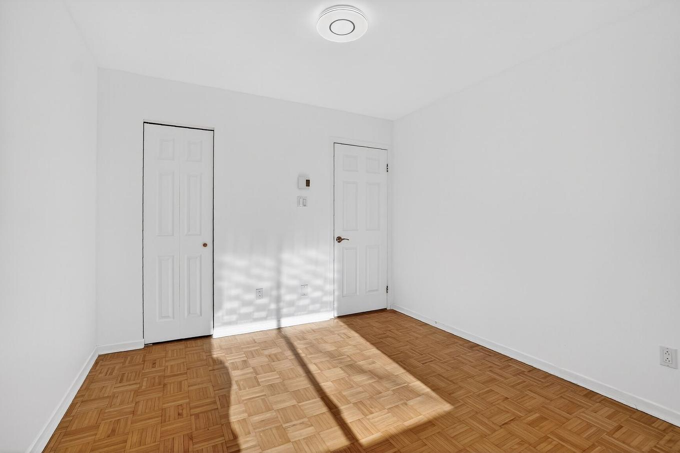 Bedroom - 15 Rue De Montevideo, Kirkland, QC - Indoor Photo Showing Other Room