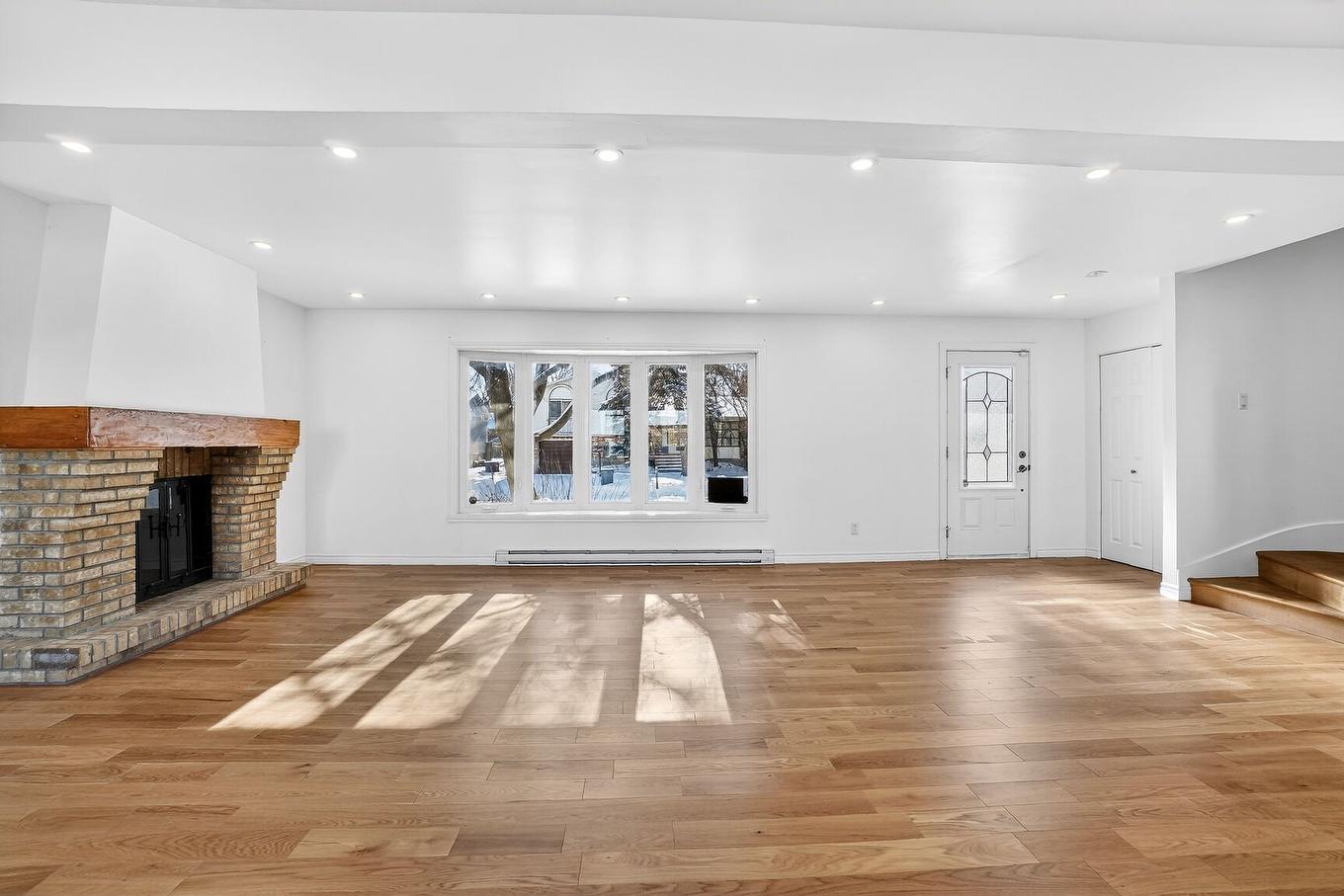 Living room - 15 Rue De Montevideo, Kirkland, QC - Indoor Photo Showing Living Room With Fireplace