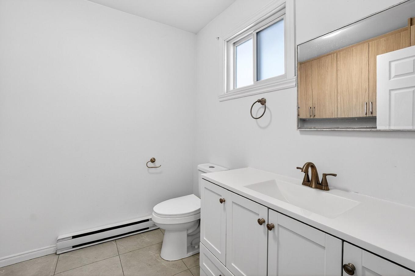 Powder room - 15 Rue De Montevideo, Kirkland, QC - Indoor Photo Showing Bathroom