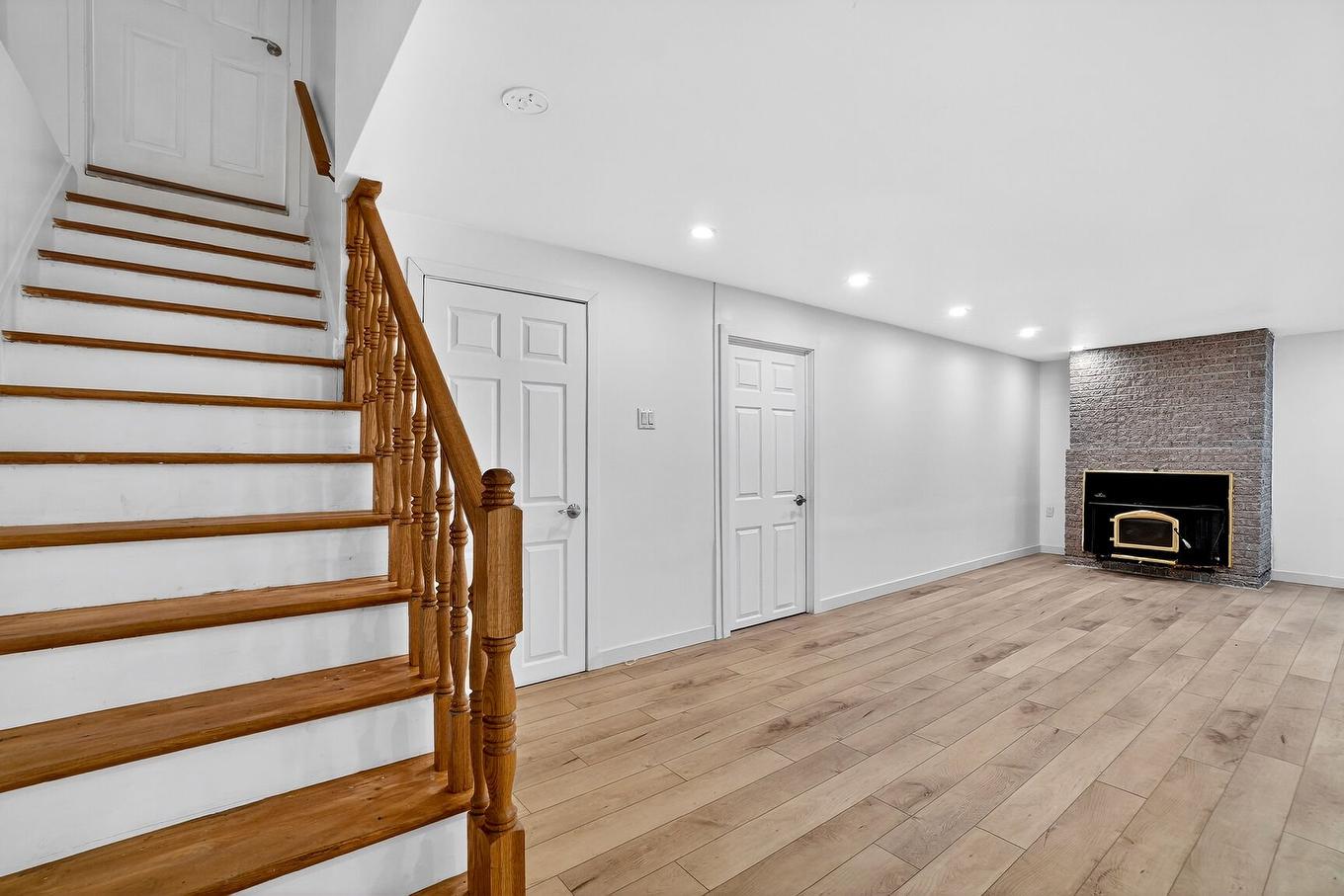 Family room - 15 Rue De Montevideo, Kirkland, QC - Indoor Photo Showing Other Room With Fireplace