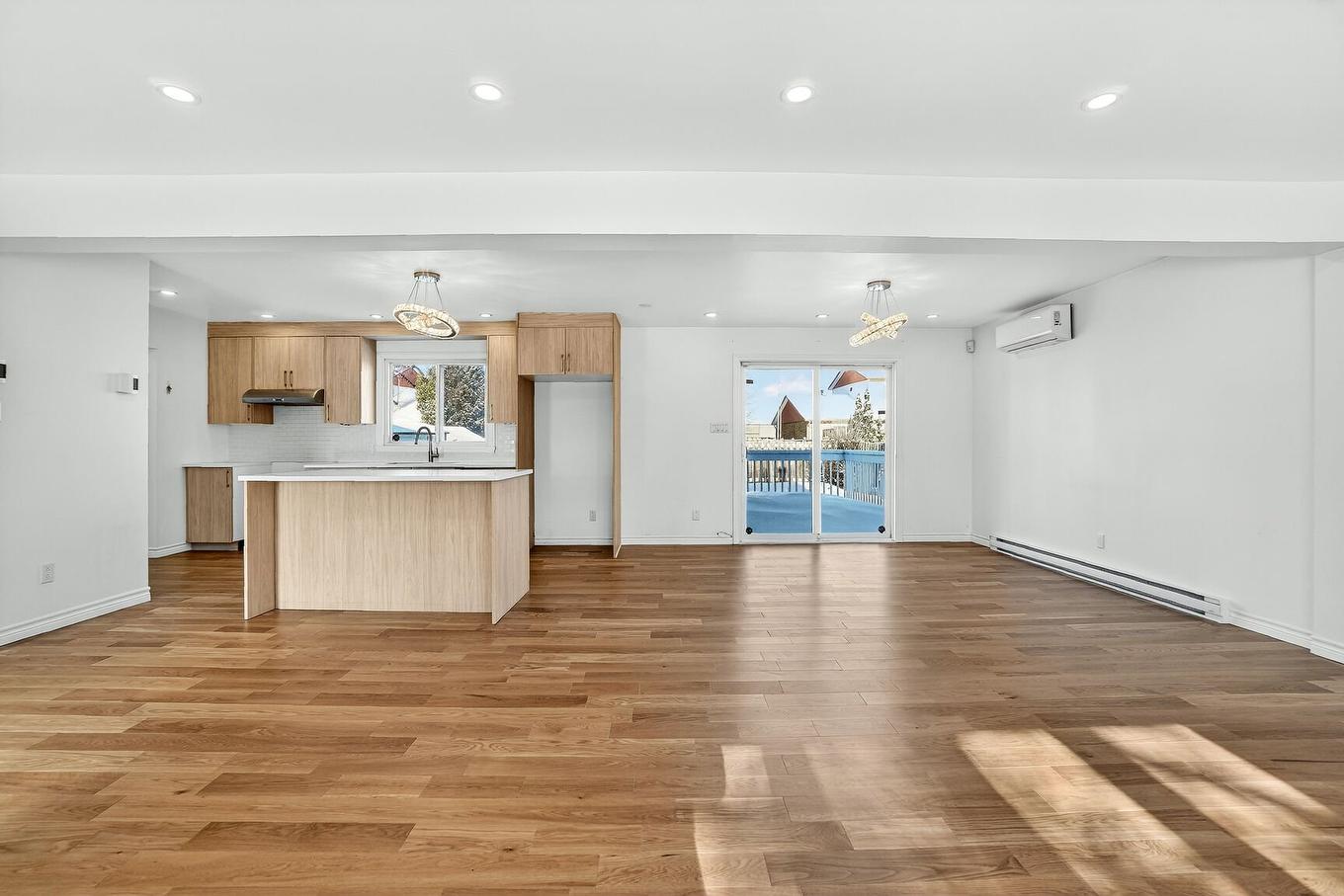 Overall view - 15 Rue De Montevideo, Kirkland, QC - Indoor Photo Showing Kitchen