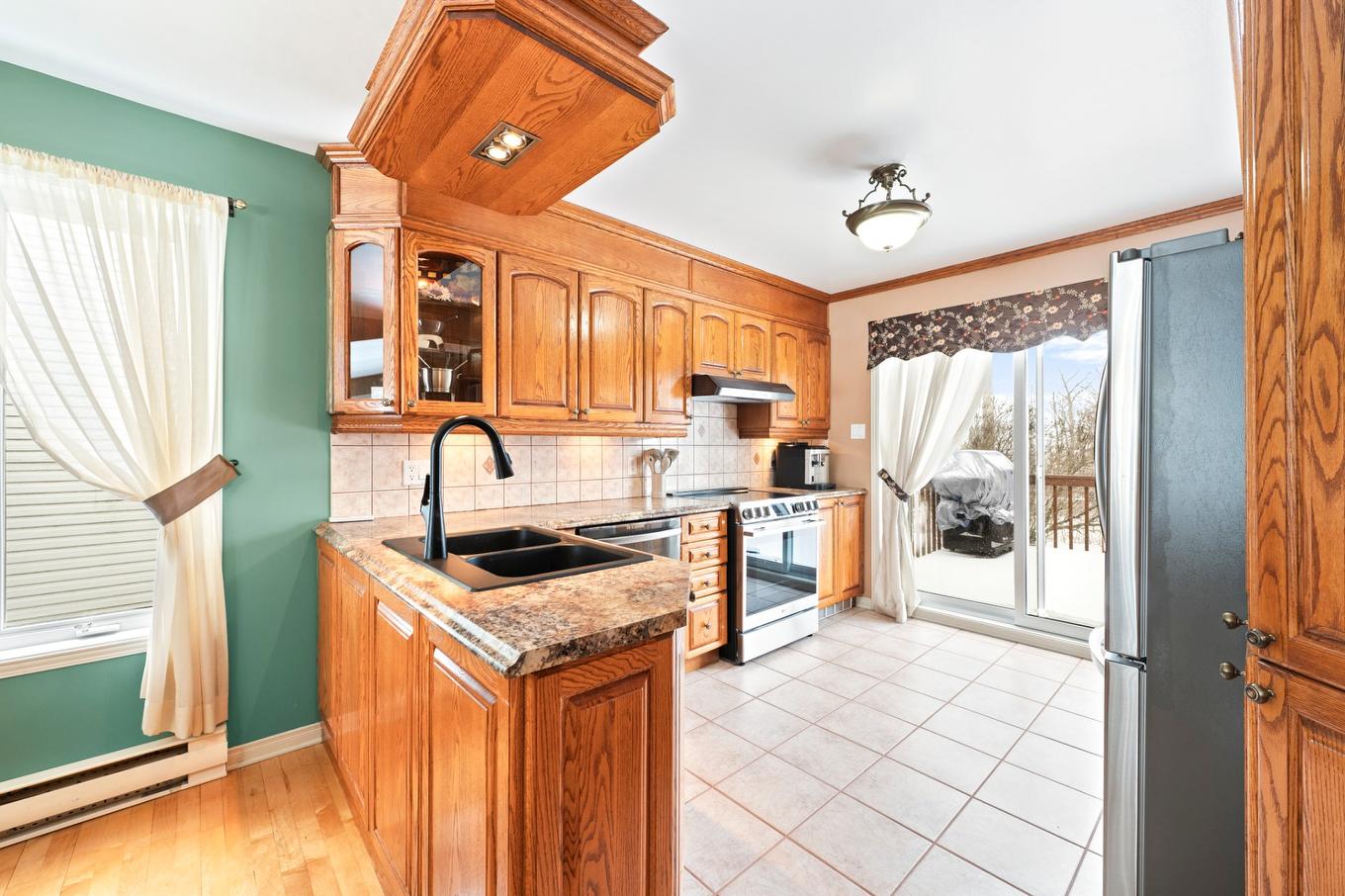 Cuisine - 164 Rue De L'Île-Aux-Fraises, Terrebonne (Lachenaie), QC - Indoor Photo Showing Kitchen With Double Sink