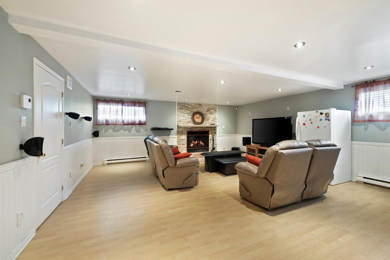 Salle familiale - 164 Rue De L'Île-Aux-Fraises, Terrebonne (Lachenaie), QC - Indoor With Fireplace