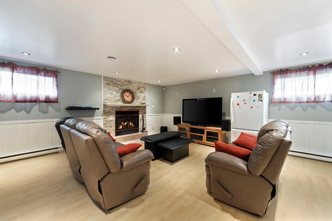 Salle familiale - 164 Rue De L'Île-Aux-Fraises, Terrebonne (Lachenaie), QC - Indoor With Fireplace