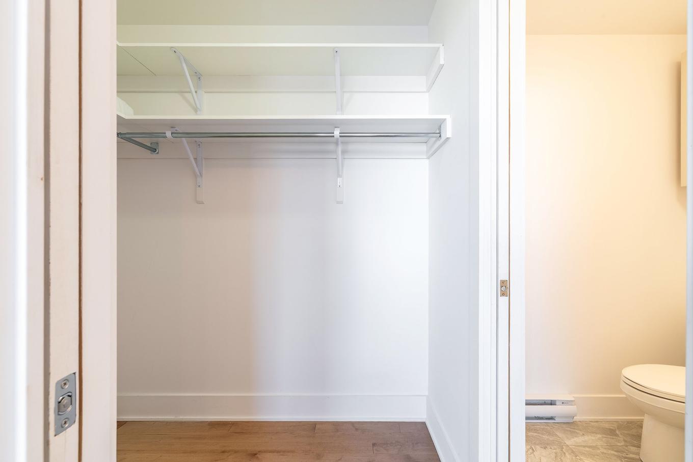 Penderie (Walk-in) - 402-3950 Rue Sherbrooke E., Montréal (Mercier/Hochelaga-Maisonneuve), QC - Indoor With Storage