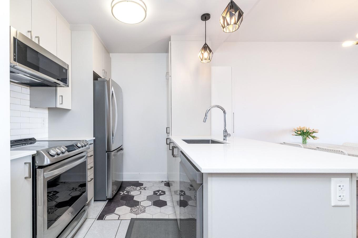 Cuisine - 402-3950 Rue Sherbrooke E., Montréal (Mercier/Hochelaga-Maisonneuve), QC - Indoor Photo Showing Kitchen With Upgraded Kitchen