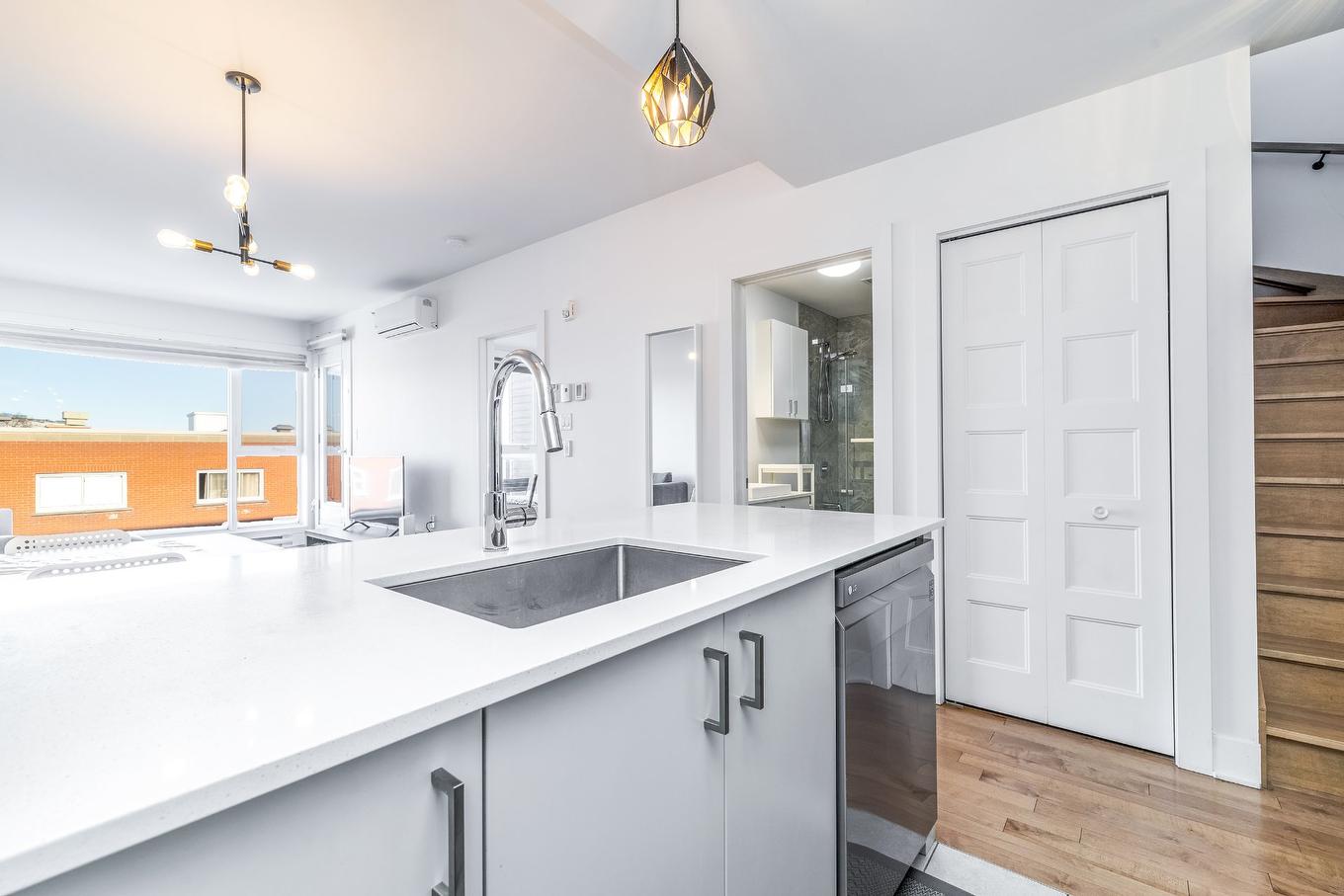 Cuisine - 402-3950 Rue Sherbrooke E., Montréal (Mercier/Hochelaga-Maisonneuve), QC - Indoor Photo Showing Kitchen With Upgraded Kitchen