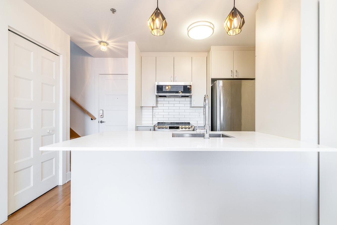 Cuisine - 402-3950 Rue Sherbrooke E., Montréal (Mercier/Hochelaga-Maisonneuve), QC - Indoor Photo Showing Kitchen With Upgraded Kitchen