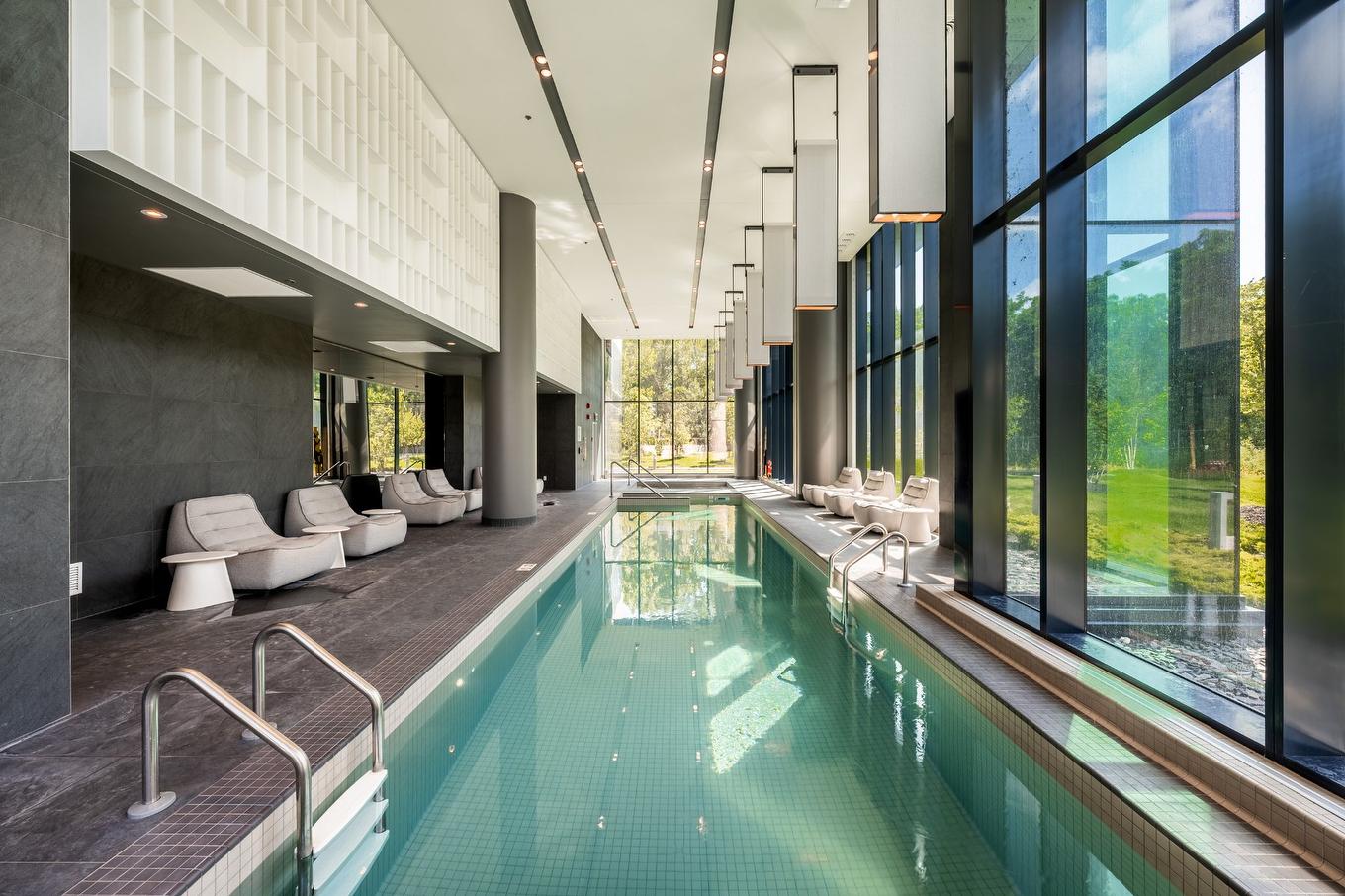 Pool - 910-900 Rue André-Prévost, Montréal (Verdun/Île-Des-Soeurs), QC - Indoor Photo Showing Other Room With In Ground Pool