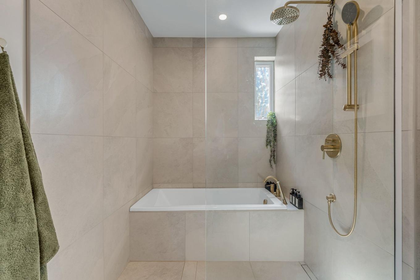 Ensuite bathroom - 30 Rue St-Raphaël, Québec (Beauport), QC - Indoor Photo Showing Bathroom