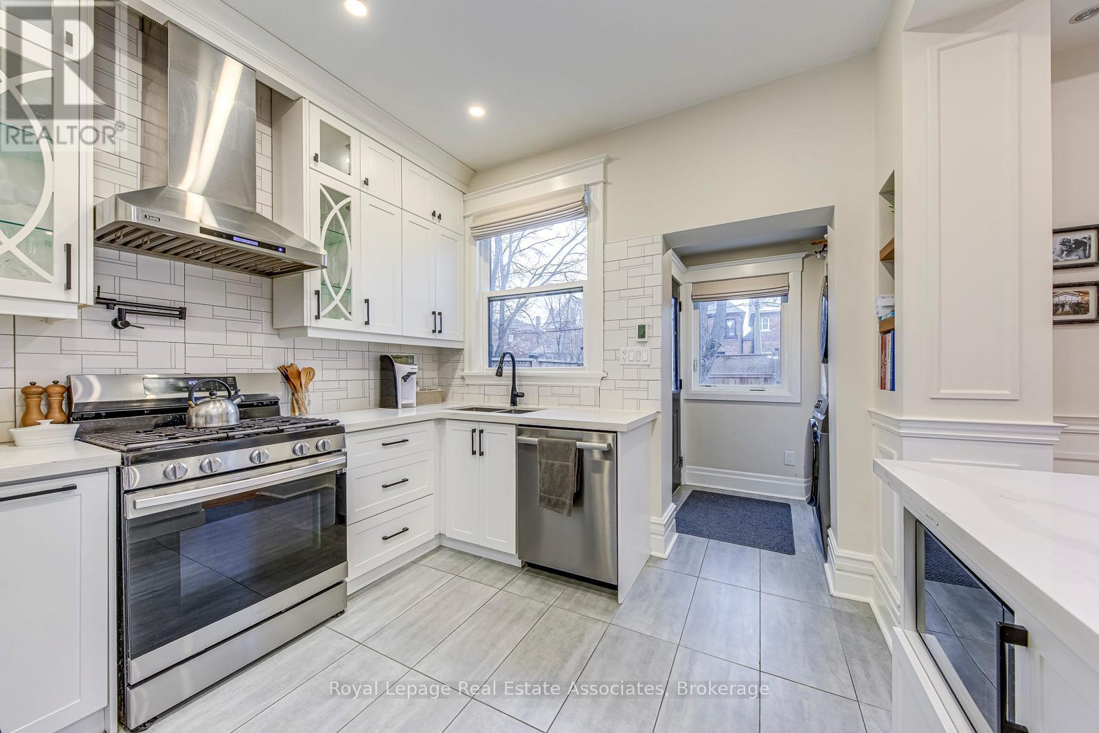 23 Fairholt Road N, Hamilton, ON - Indoor Photo Showing Kitchen