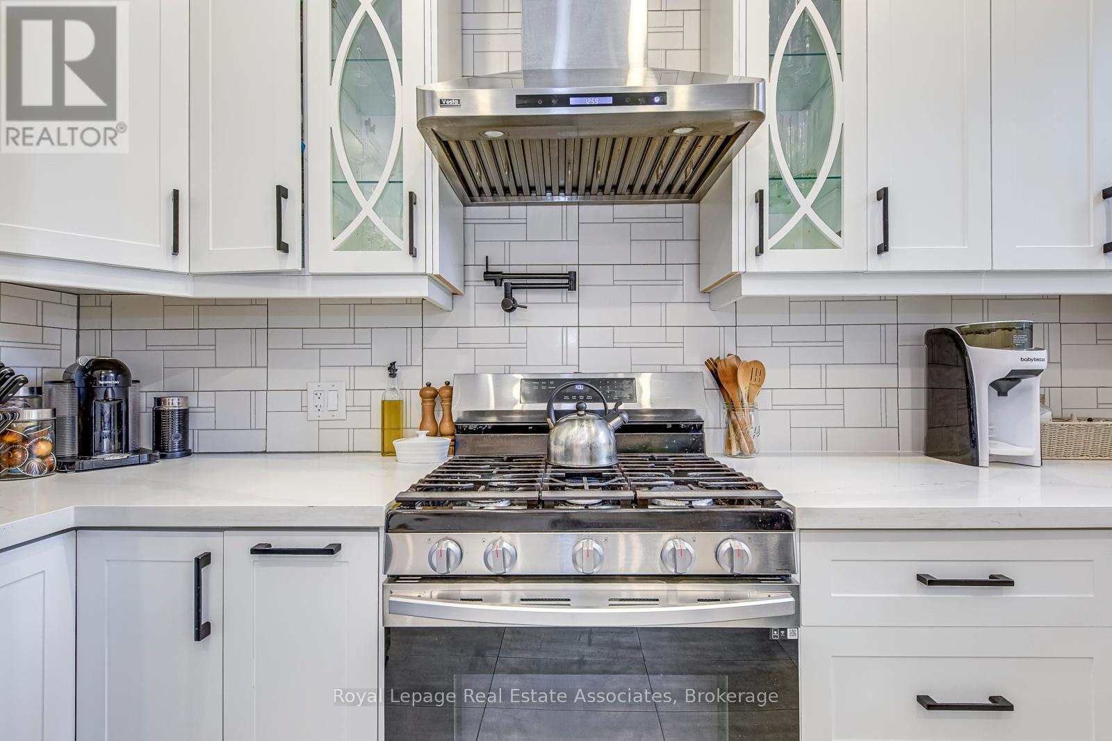 23 Fairholt Road N, Hamilton, ON - Indoor Photo Showing Kitchen With Upgraded Kitchen