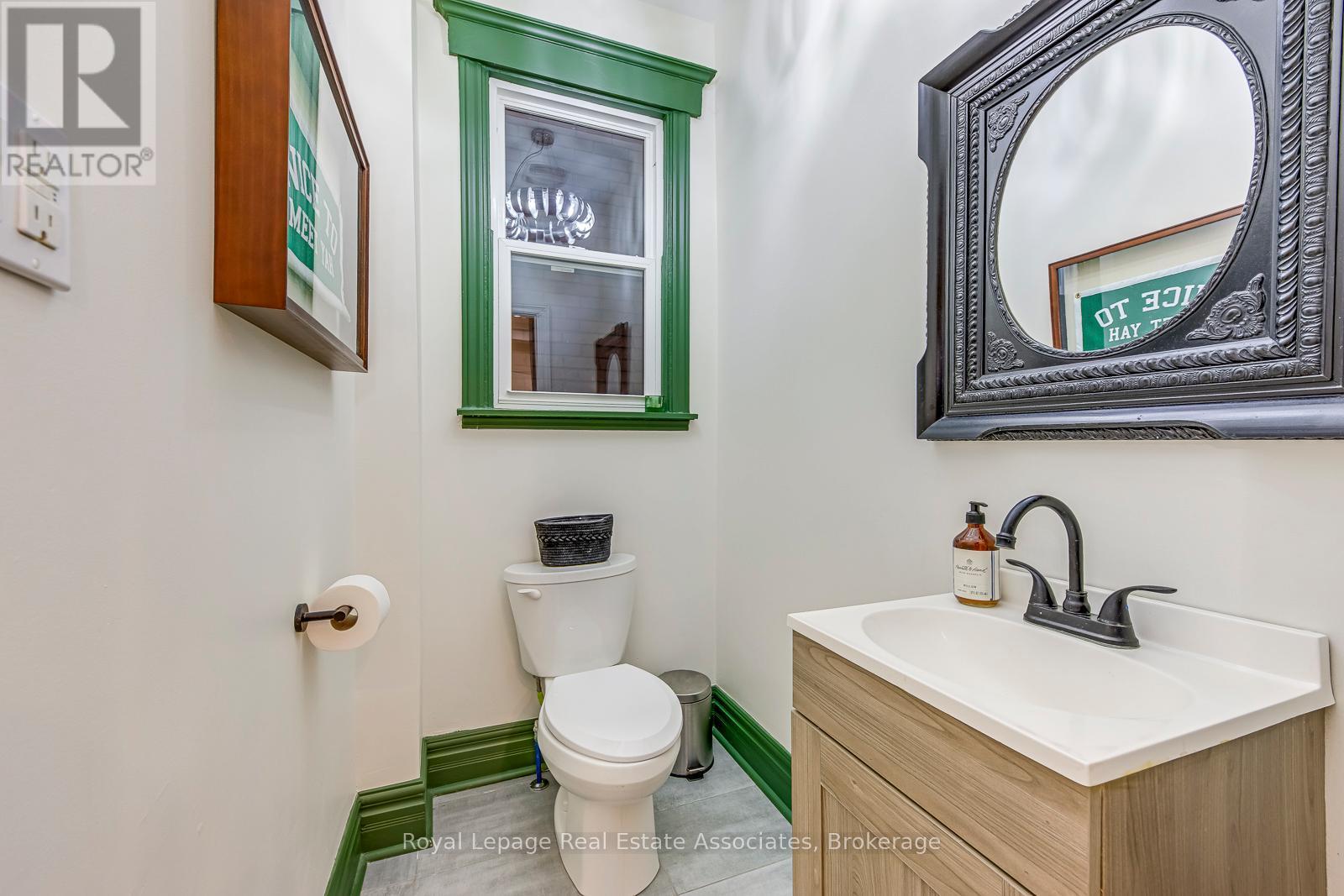 23 Fairholt Road N, Hamilton, ON - Indoor Photo Showing Bathroom