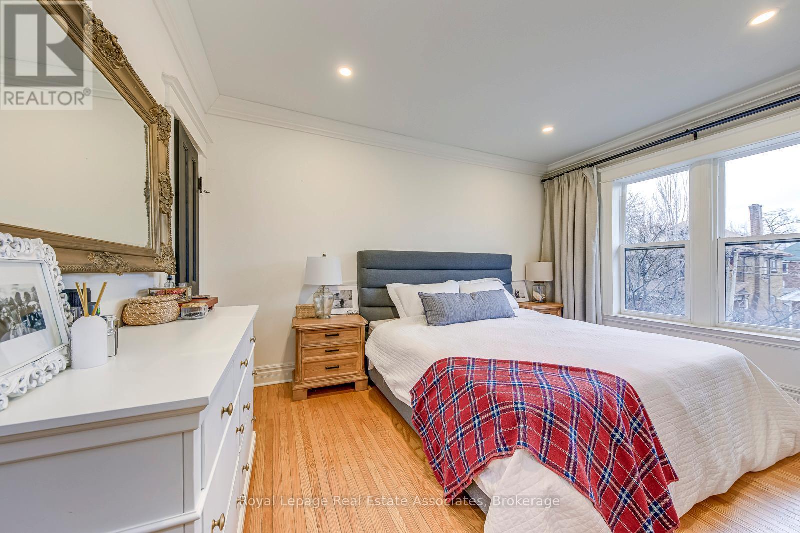 23 Fairholt Road N, Hamilton, ON - Indoor Photo Showing Bedroom