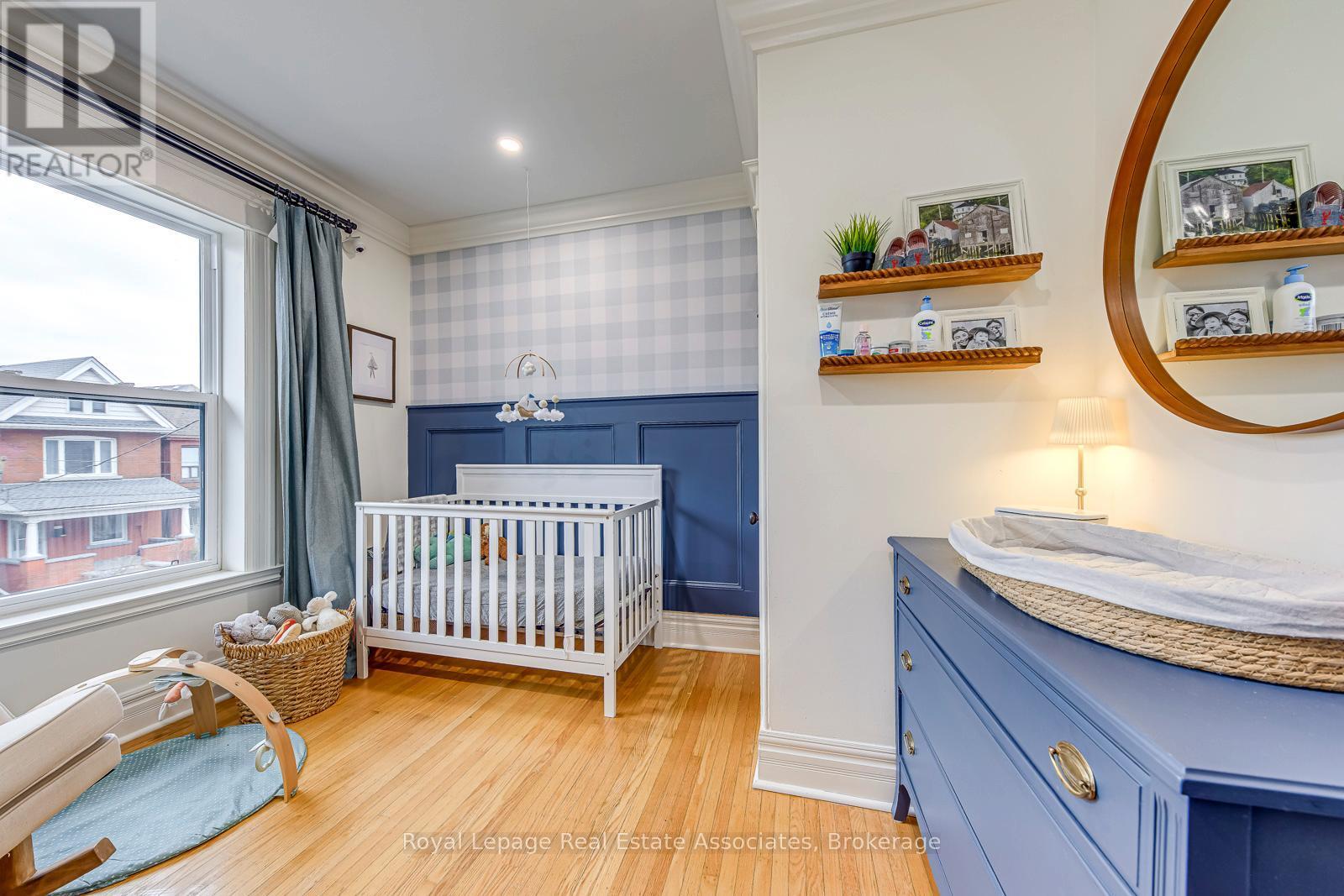 23 Fairholt Road N, Hamilton, ON - Indoor Photo Showing Bedroom