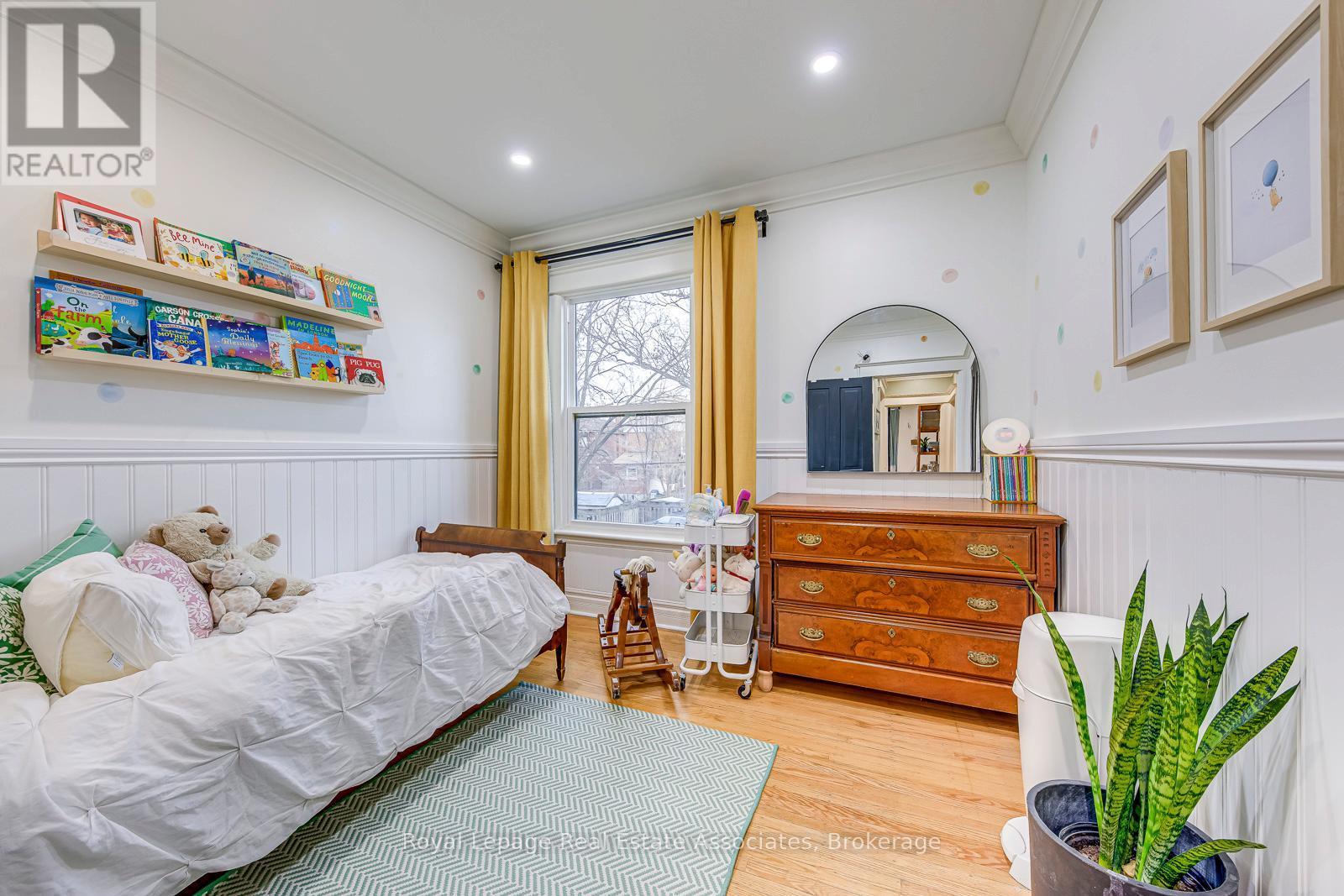 23 Fairholt Road N, Hamilton, ON - Indoor Photo Showing Bedroom