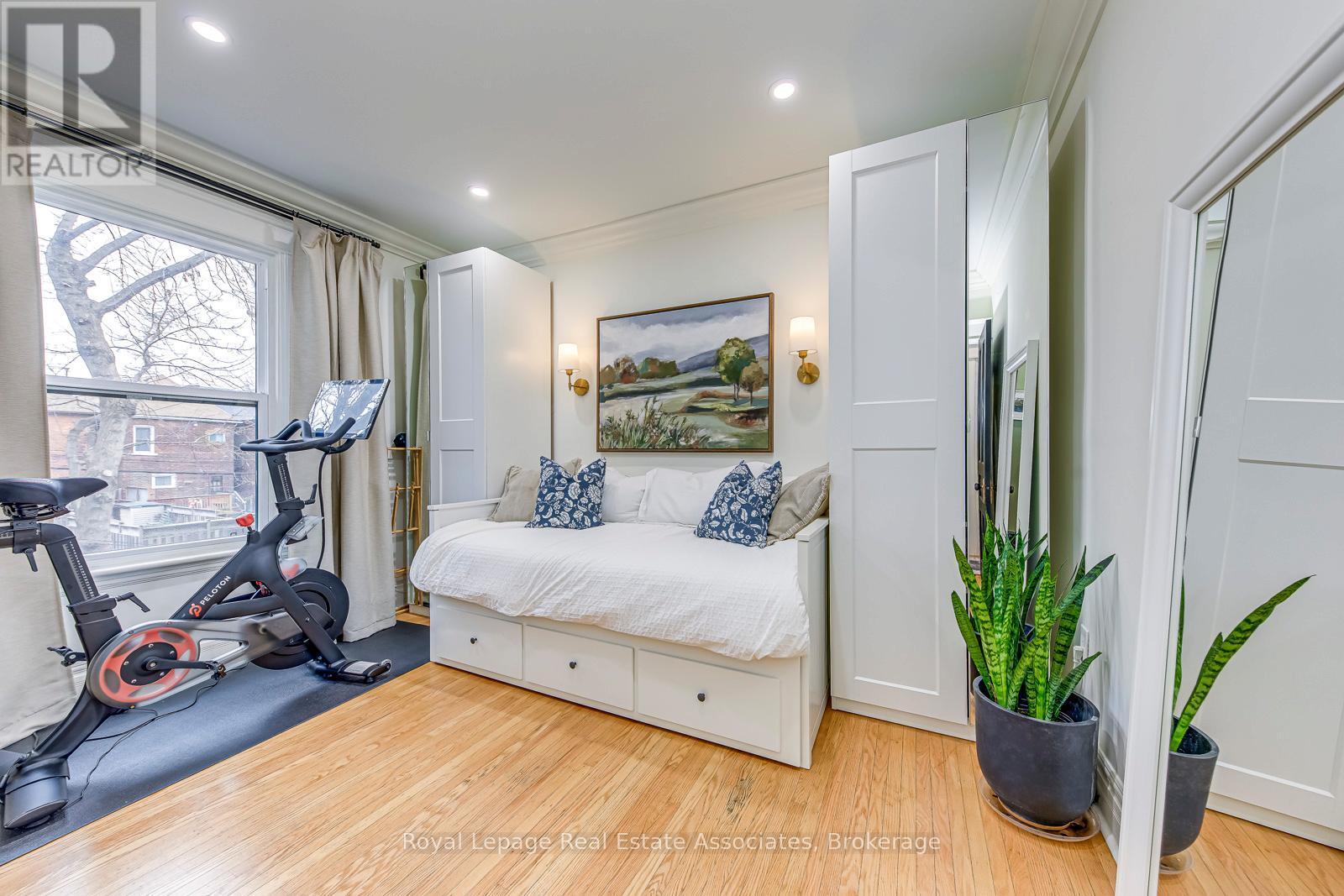 23 Fairholt Road N, Hamilton, ON - Indoor Photo Showing Gym Room