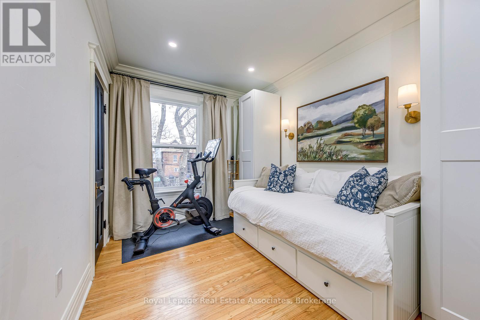 23 Fairholt Road N, Hamilton, ON - Indoor