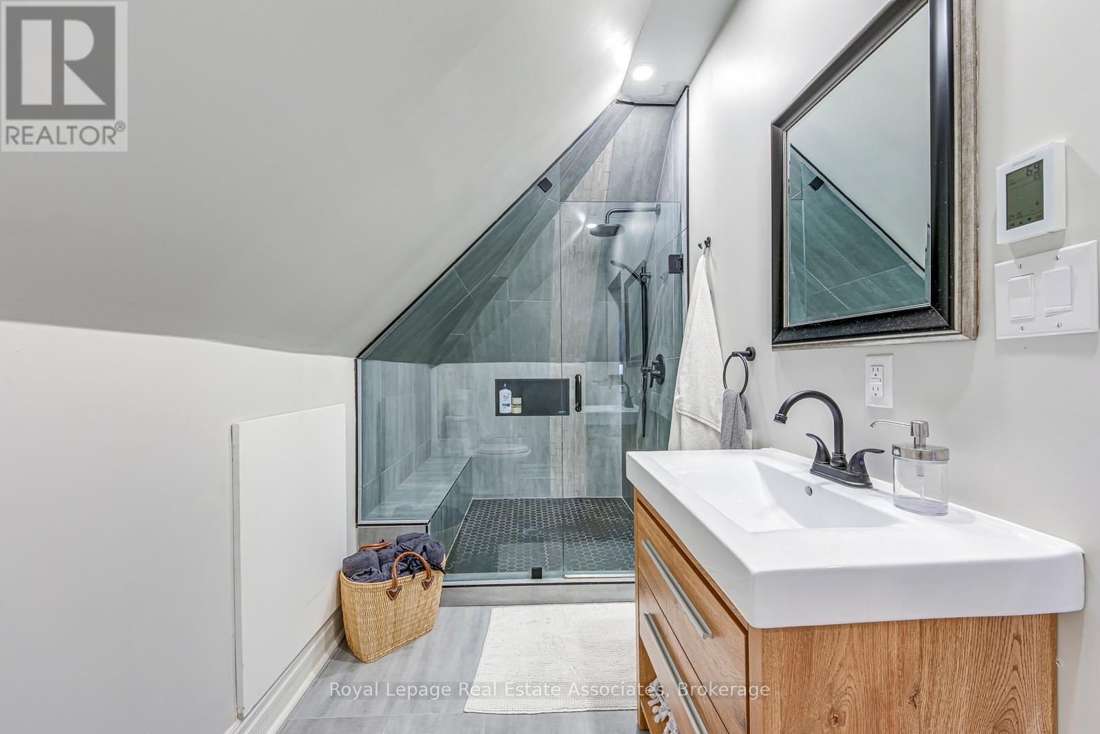 23 Fairholt Road N, Hamilton, ON - Indoor Photo Showing Bathroom