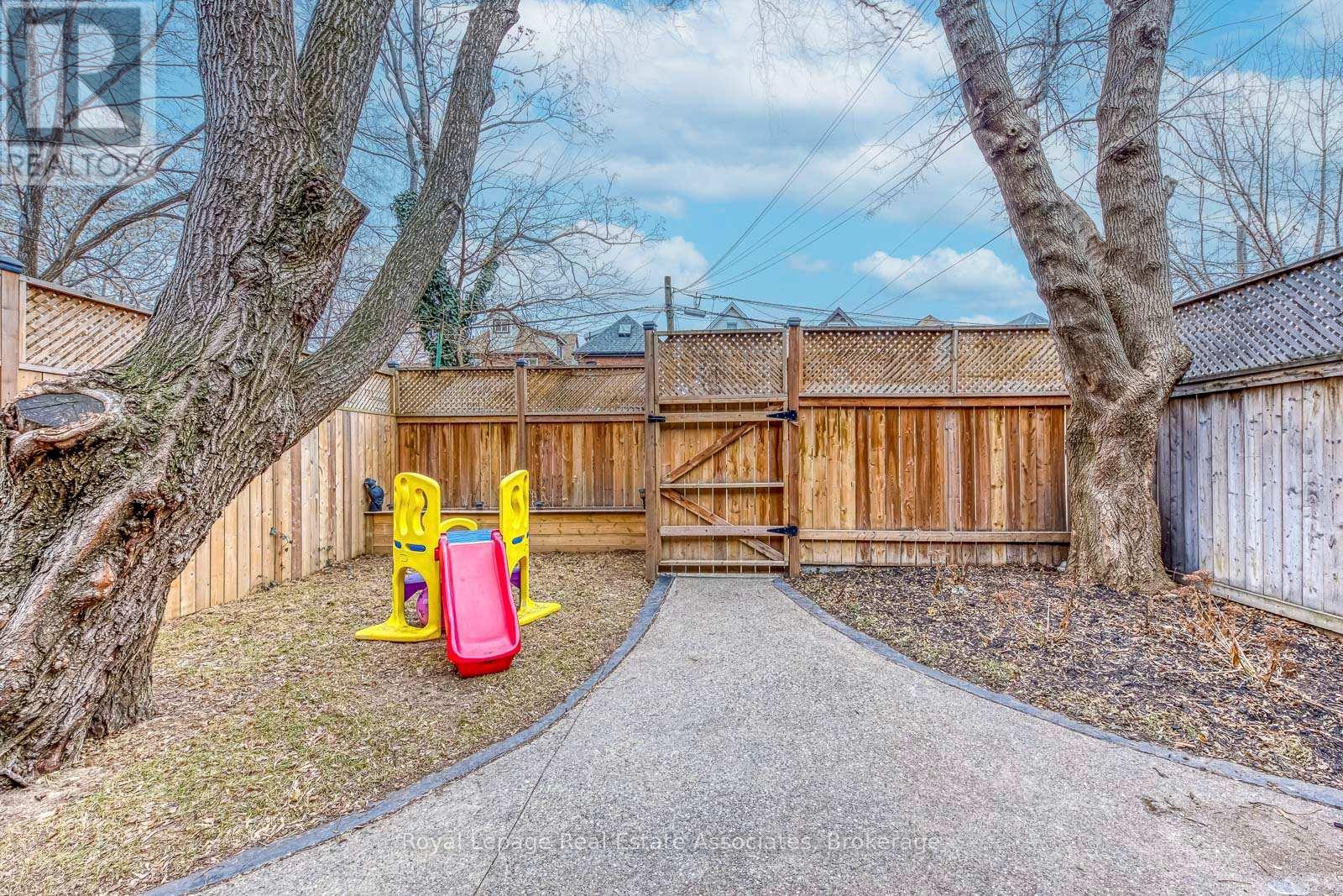 23 Fairholt Road N, Hamilton, ON - Outdoor