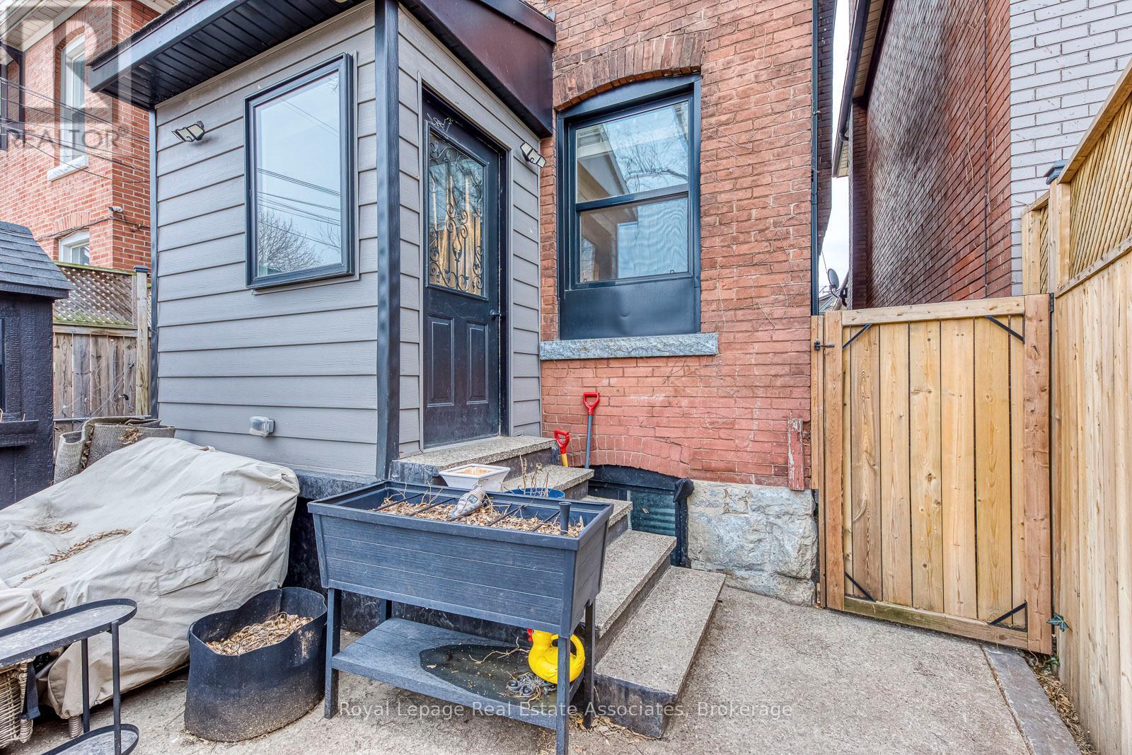 23 Fairholt Road N, Hamilton, ON - Outdoor With Exterior