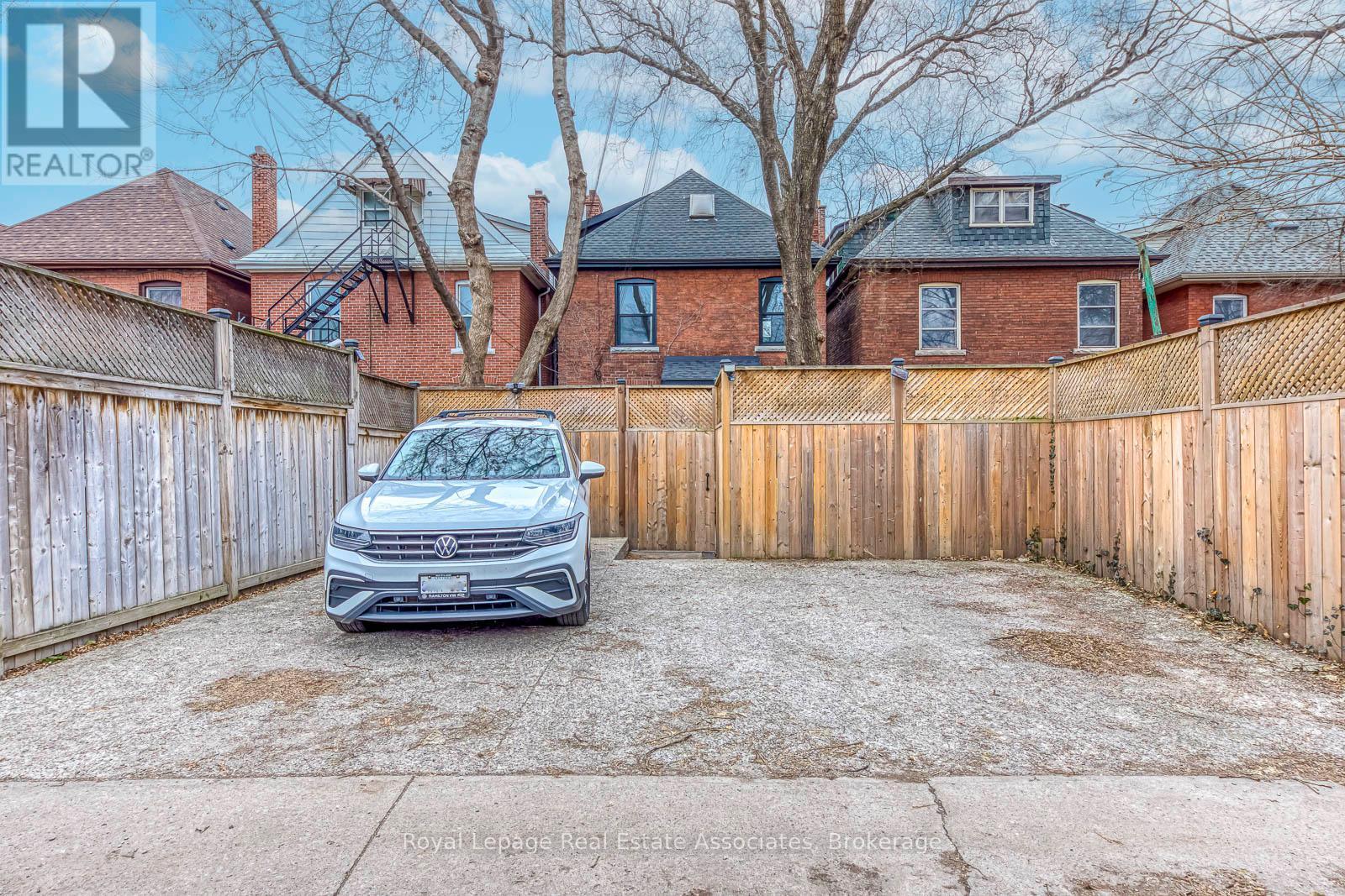 23 Fairholt Road N, Hamilton, ON - Outdoor