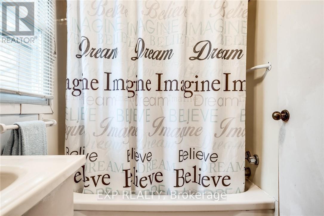 16 Victoria Avenue, Hamilton, ON - Indoor Photo Showing Bathroom