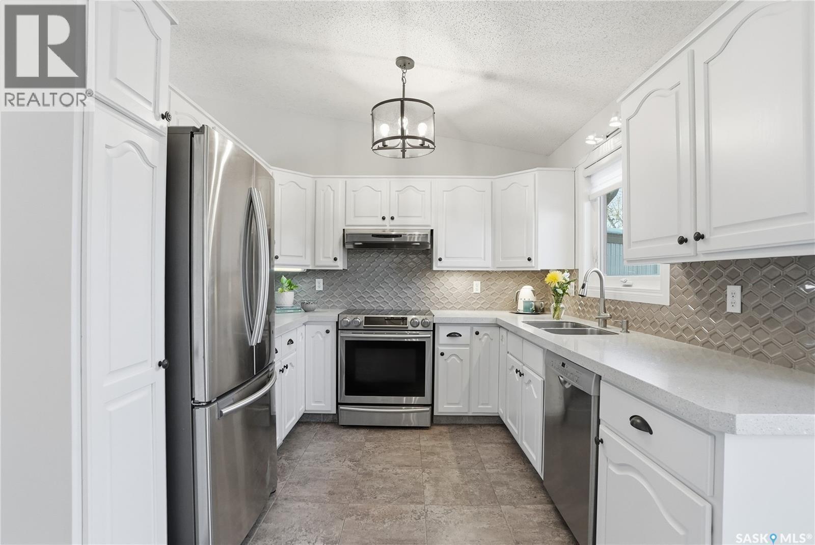 215 Wickenden Crescent, Saskatoon, SK - Indoor Photo Showing Kitchen With Stainless Steel Kitchen With Double Sink With Upgraded Kitchen