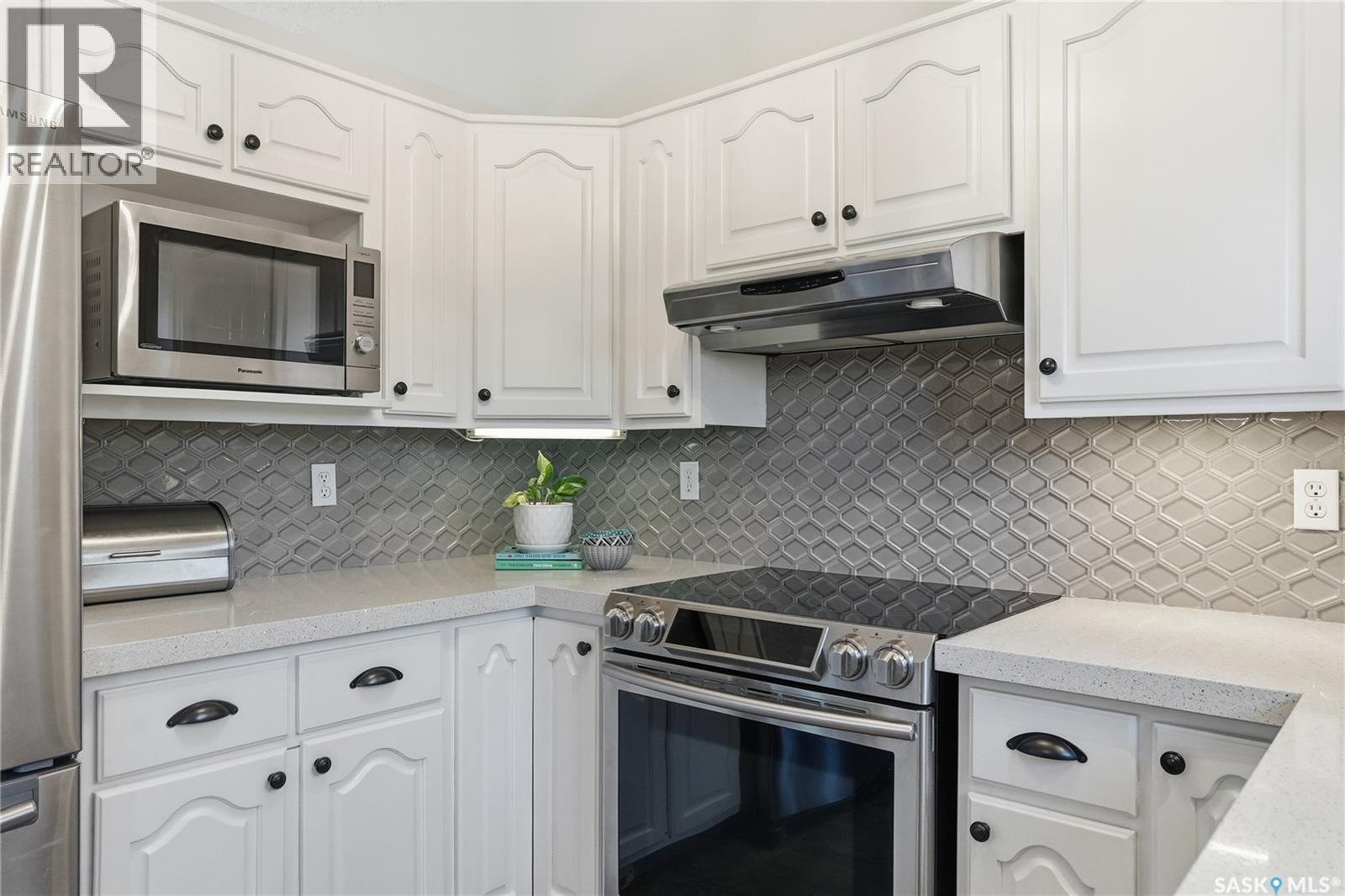 215 Wickenden Crescent, Saskatoon, SK - Indoor Photo Showing Kitchen With Stainless Steel Kitchen With Upgraded Kitchen