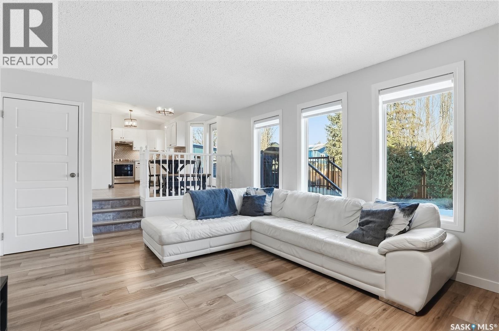 215 Wickenden Crescent, Saskatoon, SK - Indoor Photo Showing Living Room