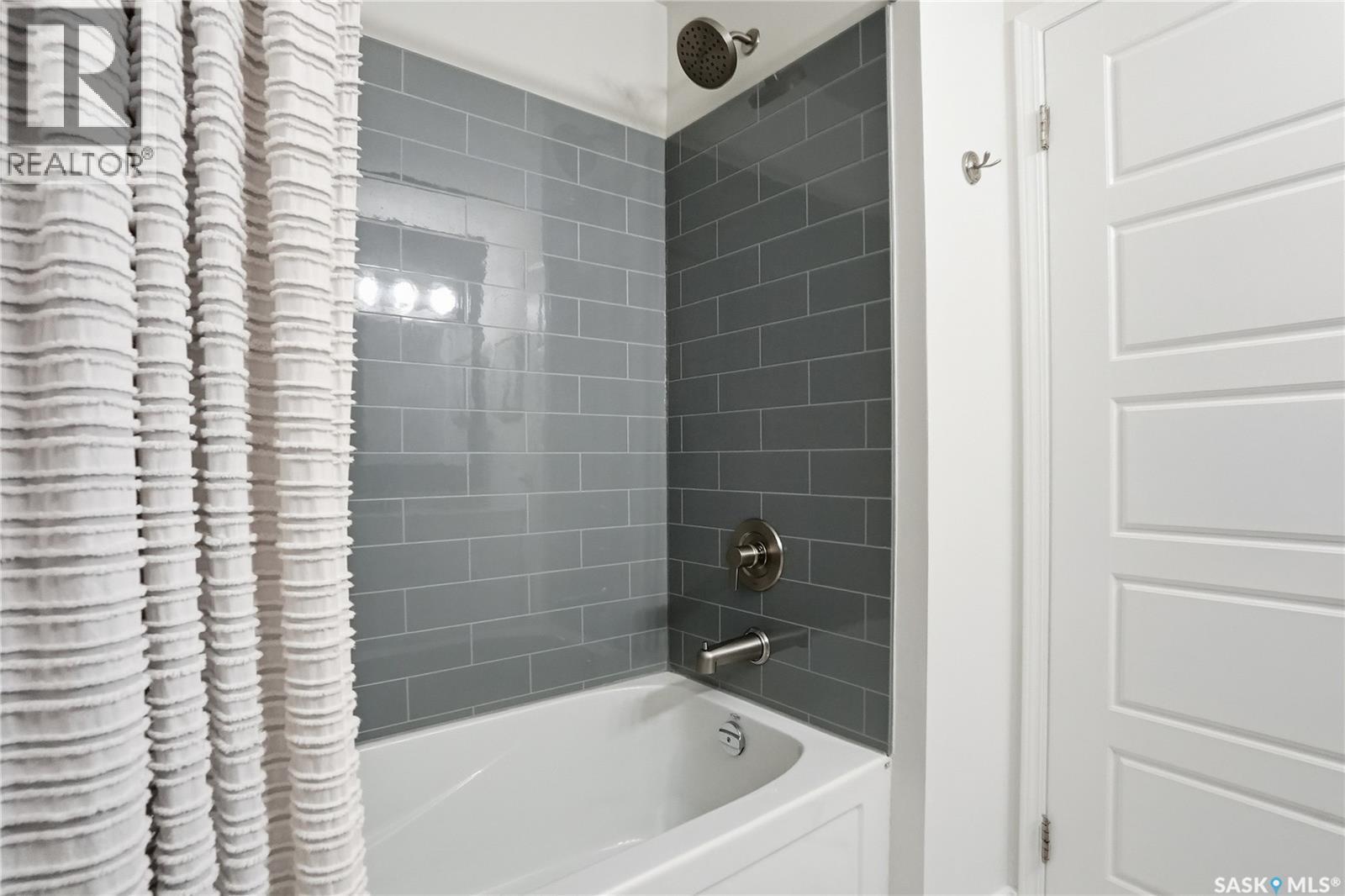 215 Wickenden Crescent, Saskatoon, SK - Indoor Photo Showing Bathroom
