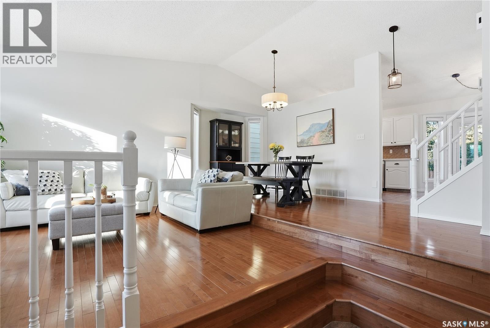215 Wickenden Crescent, Saskatoon, SK - Indoor Photo Showing Living Room