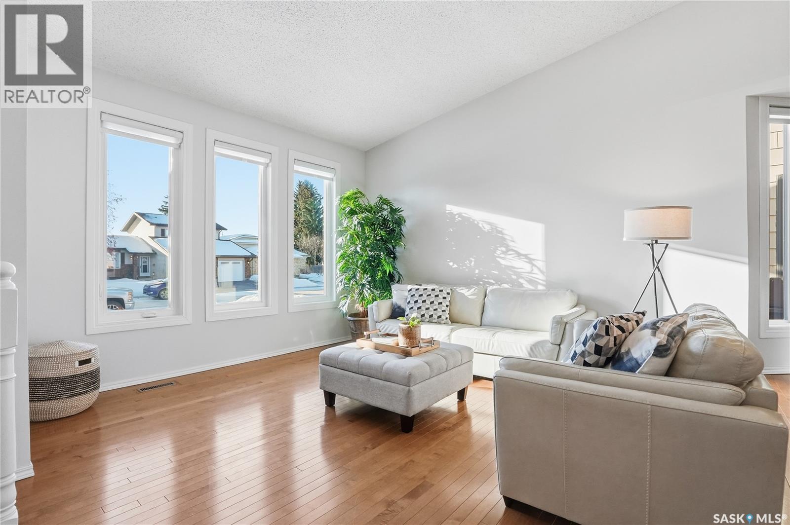 215 Wickenden Crescent, Saskatoon, SK - Indoor Photo Showing Living Room