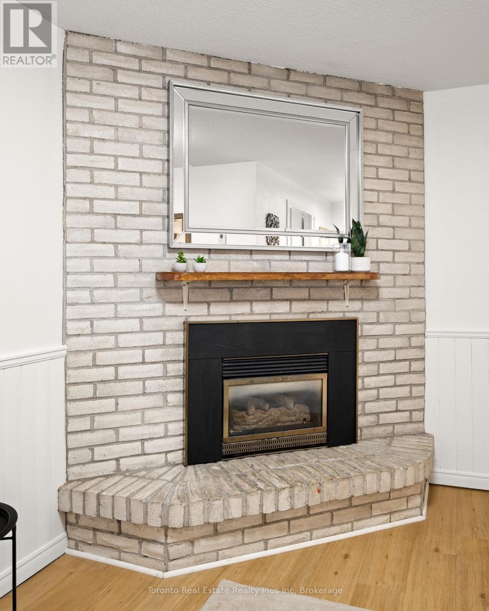 134 Pepperwood Crescent, Kitchener, ON - Indoor Photo Showing Living Room With Fireplace