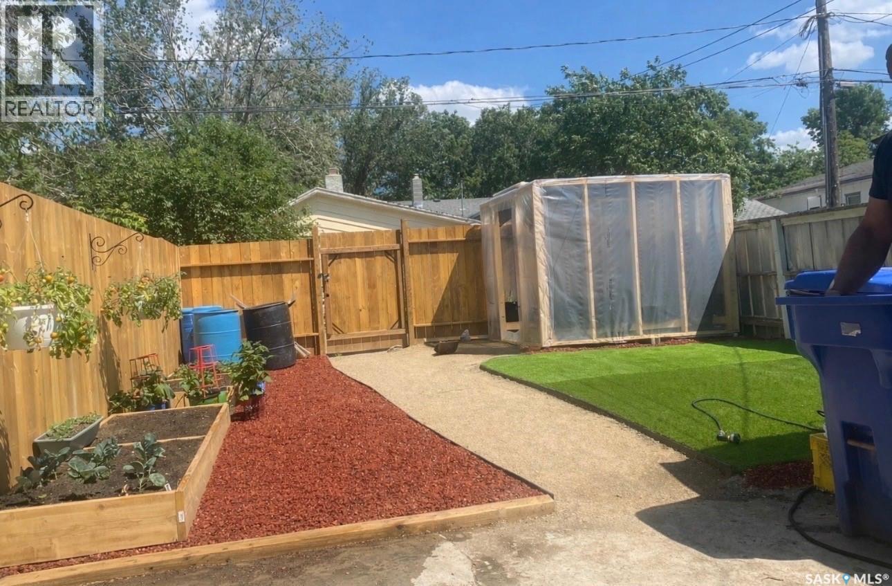 675 Pasqua Street, Regina, SK - Outdoor With Backyard