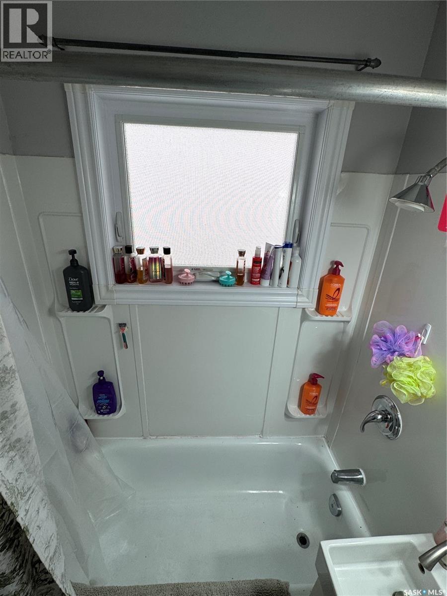 675 Pasqua Street, Regina, SK - Indoor Photo Showing Bathroom