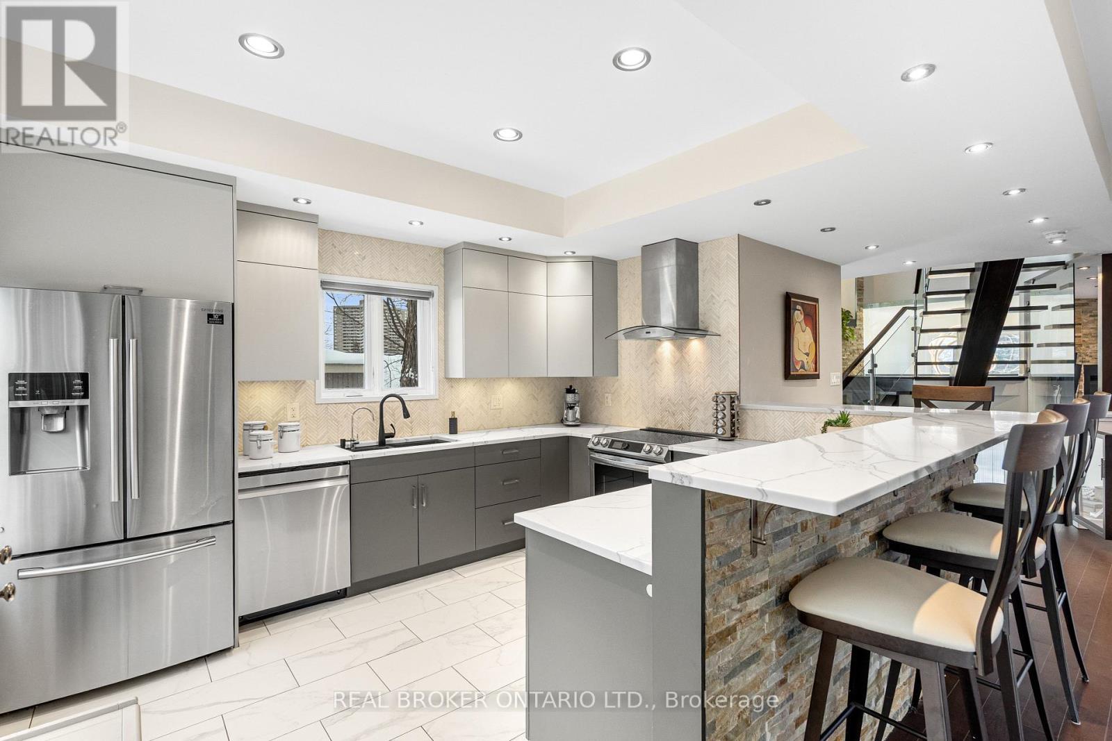 2212 Joanne Avenue, Ottawa, ON - Indoor Photo Showing Kitchen With Upgraded Kitchen