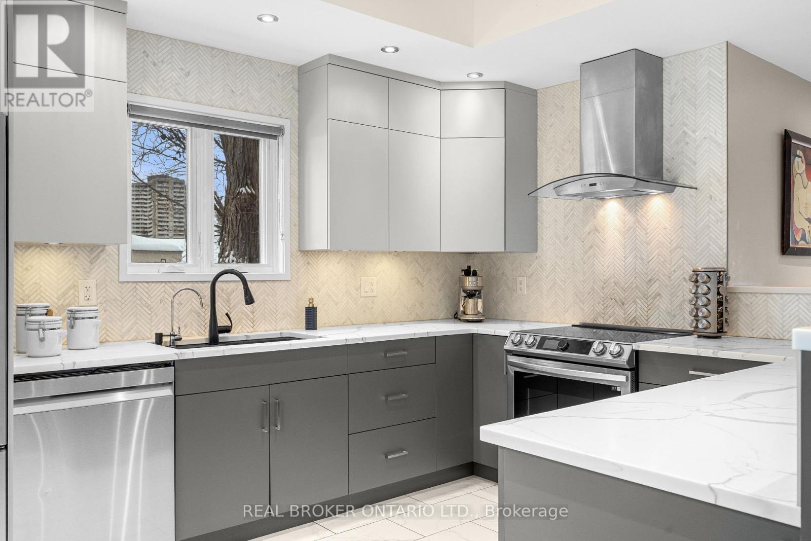 2212 Joanne Avenue, Ottawa, ON - Indoor Photo Showing Kitchen With Upgraded Kitchen