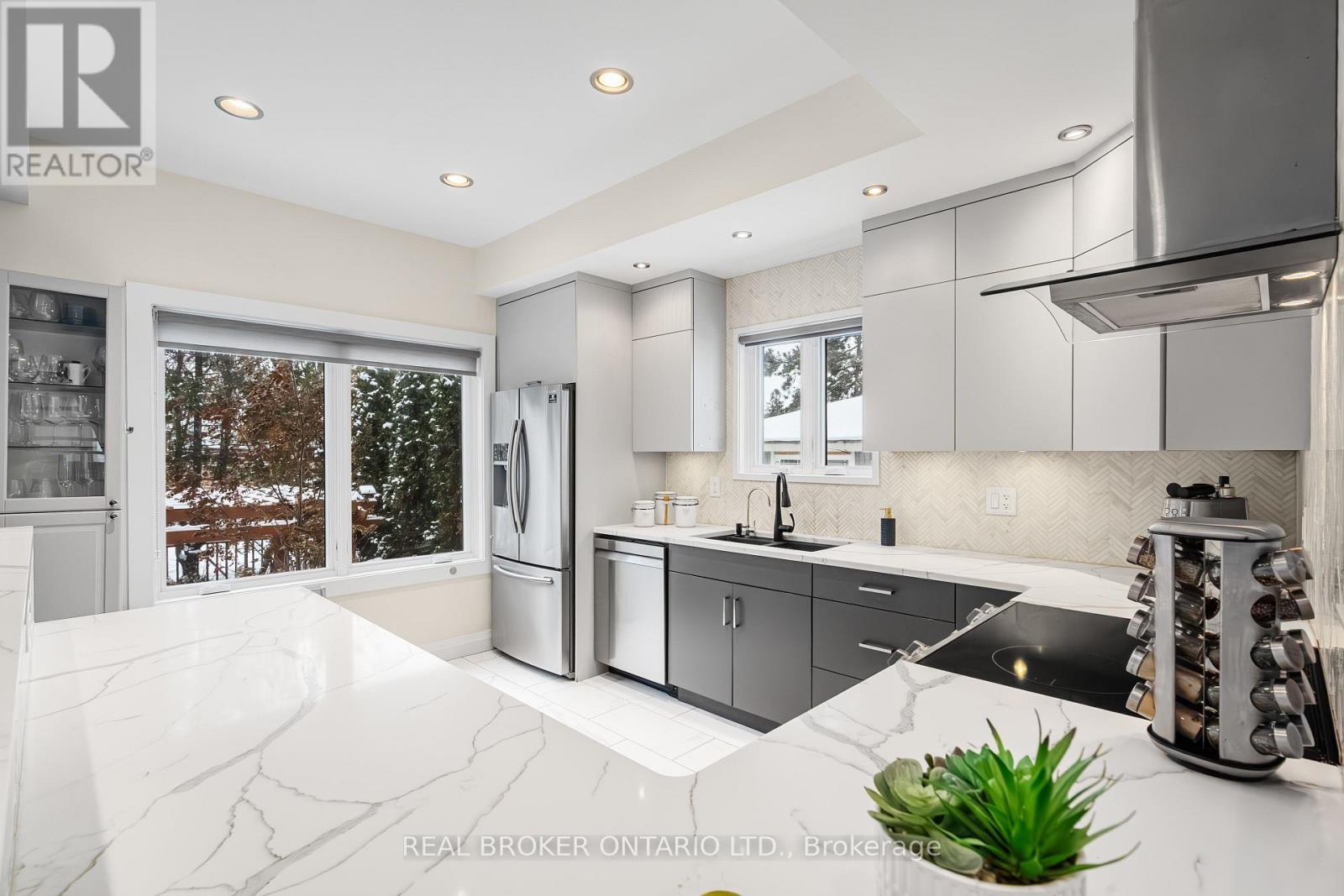 2212 Joanne Avenue, Ottawa, ON - Indoor Photo Showing Kitchen With Upgraded Kitchen