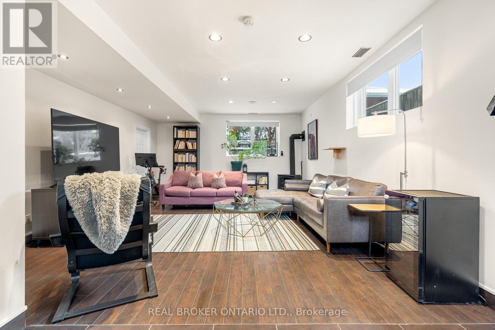 2212 Joanne Avenue, Ottawa, ON - Indoor Photo Showing Living Room