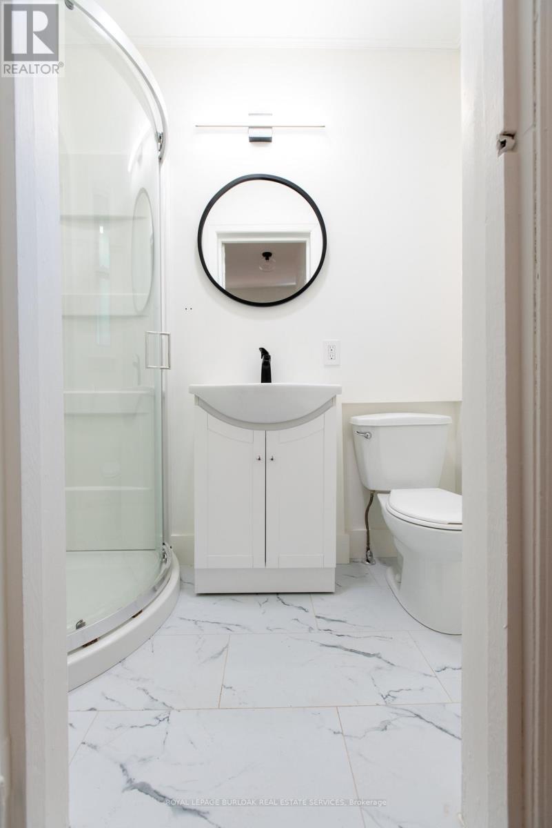 49 Province Street S, Hamilton, ON - Indoor Photo Showing Bathroom