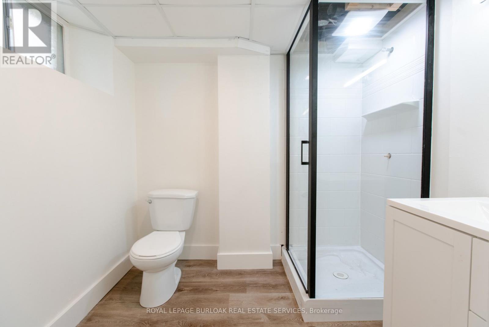 49 Province Street S, Hamilton, ON - Indoor Photo Showing Bathroom