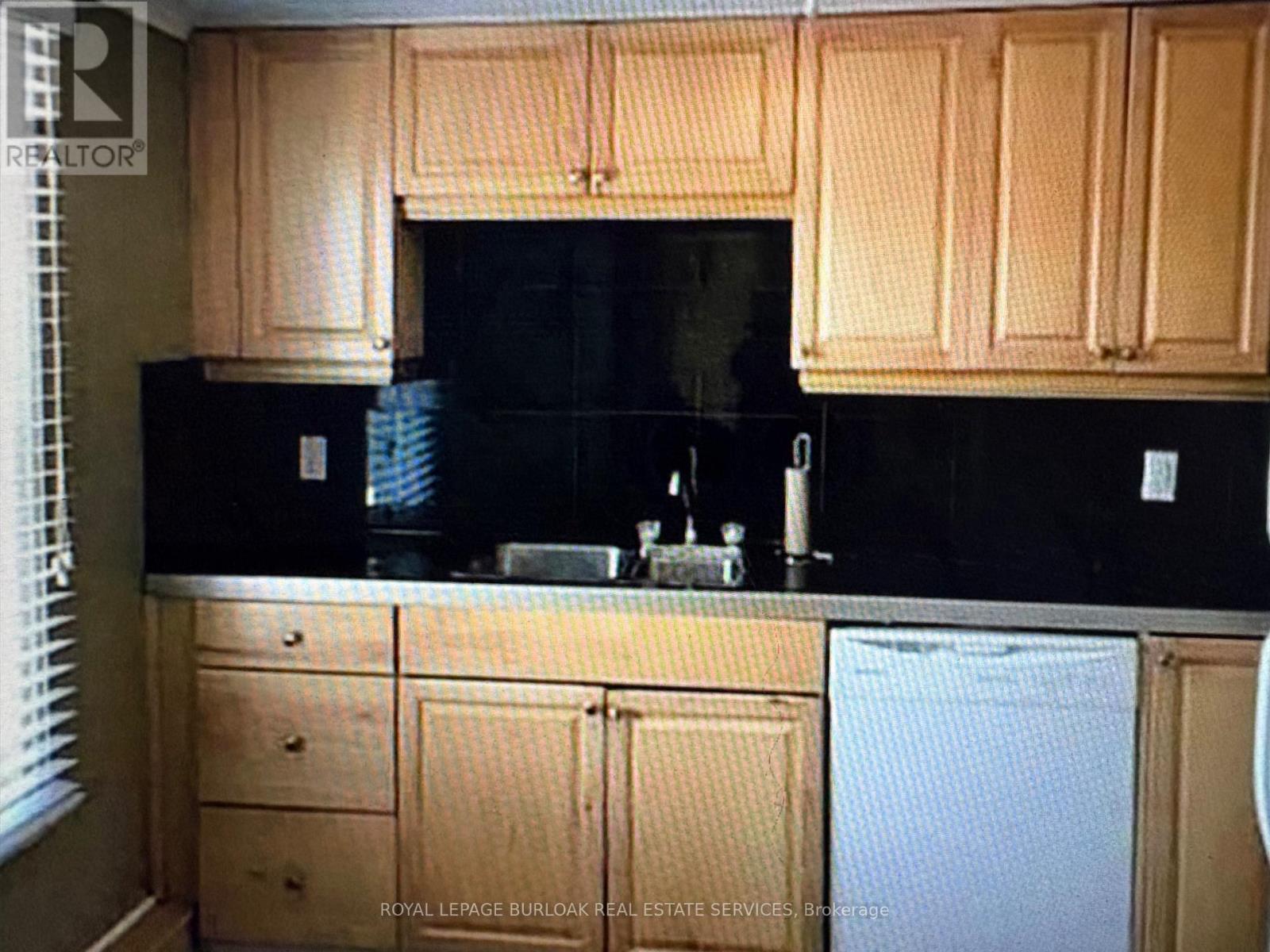 49 Province Street S, Hamilton, ON - Indoor Photo Showing Kitchen