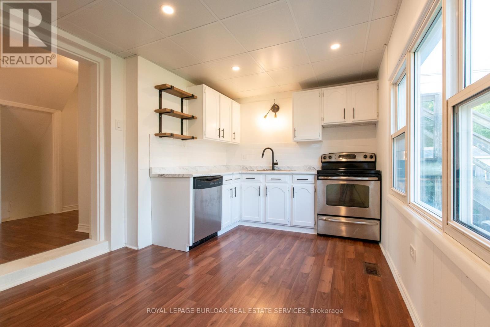 49 Province Street S, Hamilton, ON - Indoor Photo Showing Kitchen