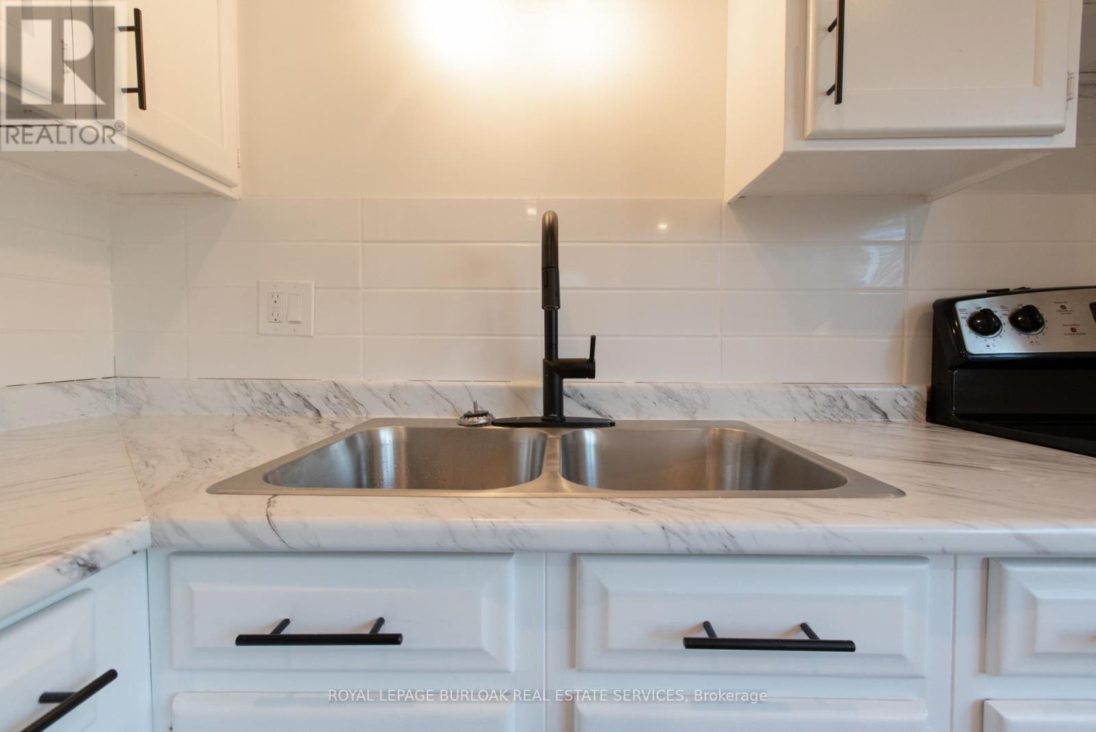 49 Province Street S, Hamilton, ON - Indoor Photo Showing Kitchen With Double Sink