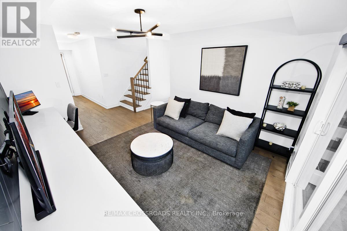 1367 Gull Crossing, Pickering, ON - Indoor Photo Showing Living Room