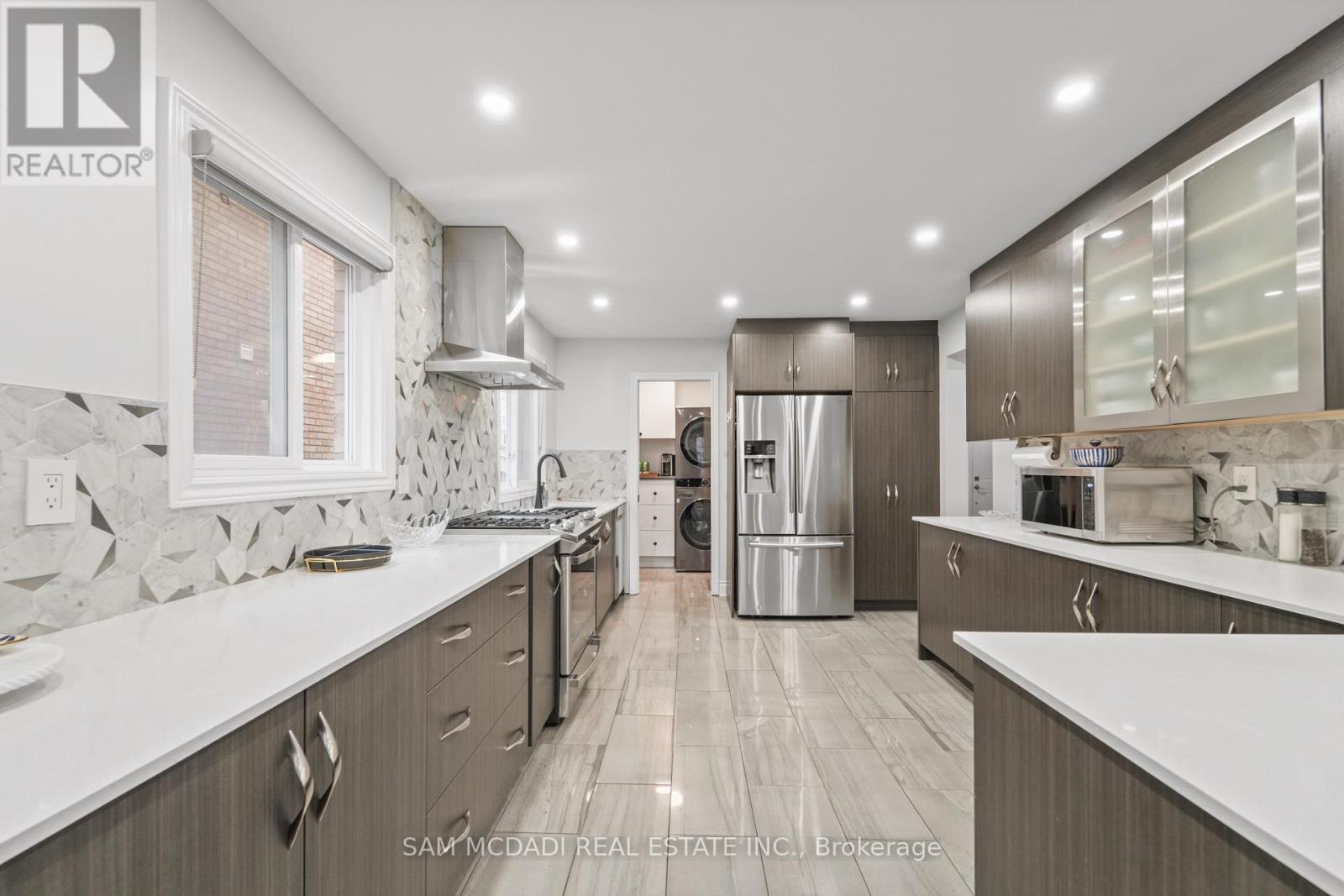 2988 Gulfstream Way, Mississauga, ON - Indoor Photo Showing Kitchen With Upgraded Kitchen