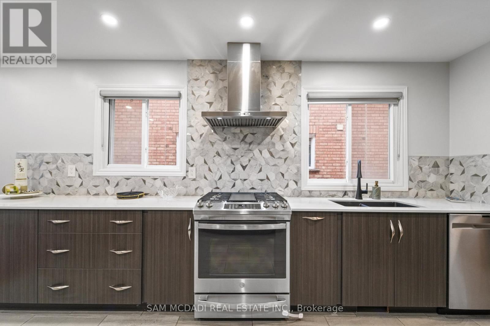 2988 Gulfstream Way, Mississauga, ON - Indoor Photo Showing Kitchen With Double Sink With Upgraded Kitchen