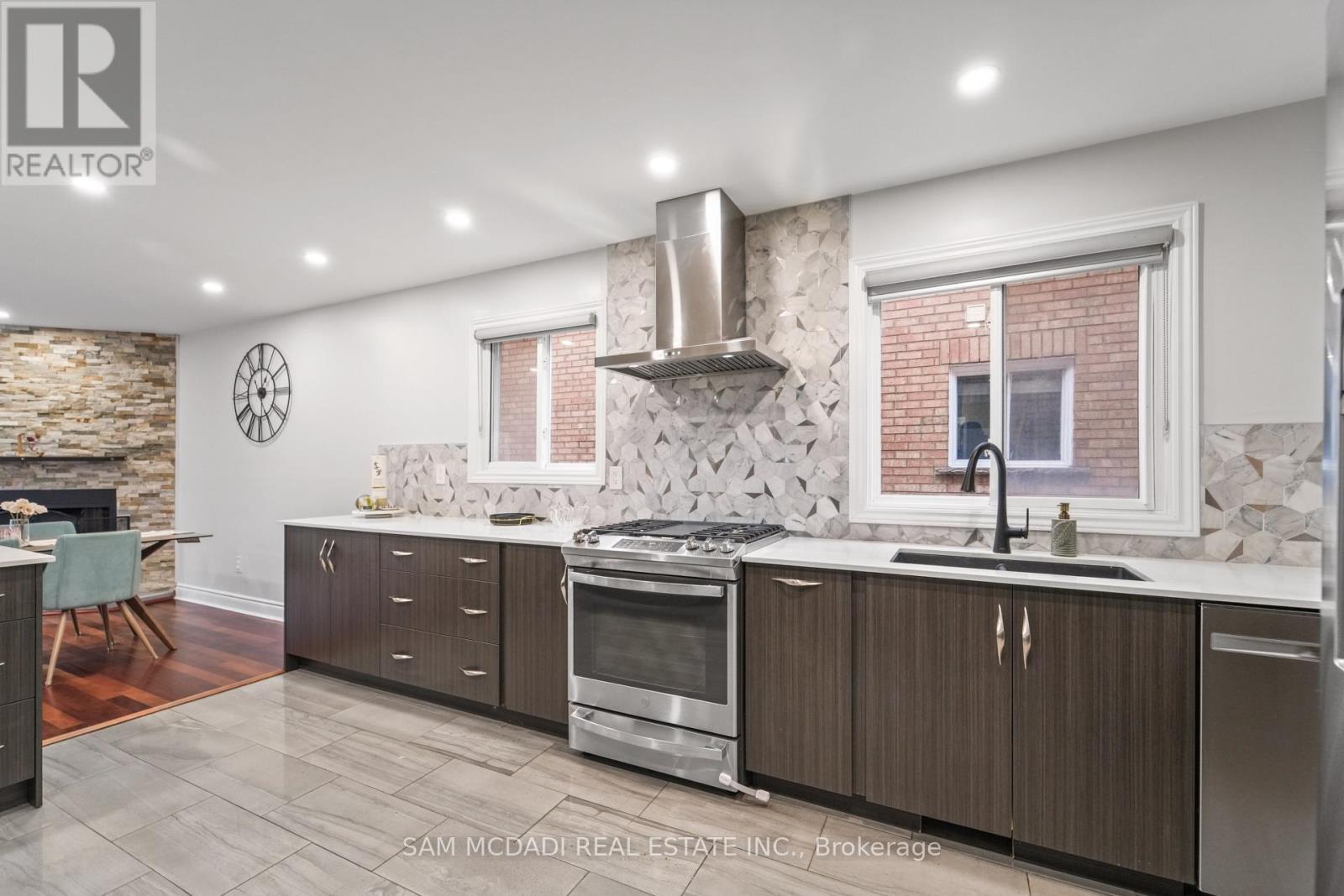 2988 Gulfstream Way, Mississauga, ON - Indoor Photo Showing Kitchen With Upgraded Kitchen